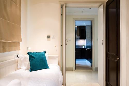GuestReady - Mid-Eastern Retreat in Downtown Dubai - Tap to explore photos
