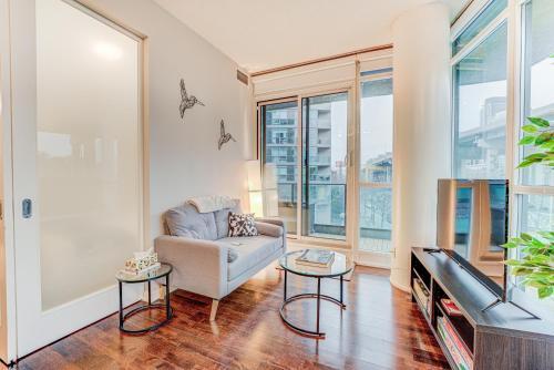 Prime City Pad 2 Bedroom with CN Tower View - Tap to explore photos