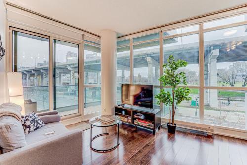 Prime City Pad 2 Bedroom with CN Tower View - Tap to explore photos