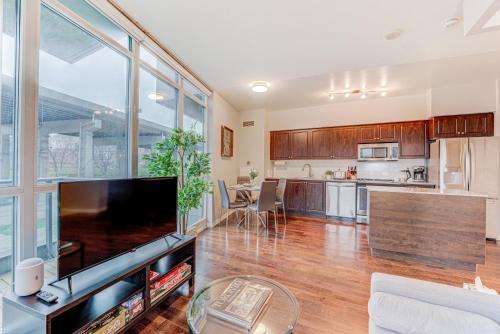 Prime City Pad 2 Bedroom with CN Tower View - Tap to explore photos