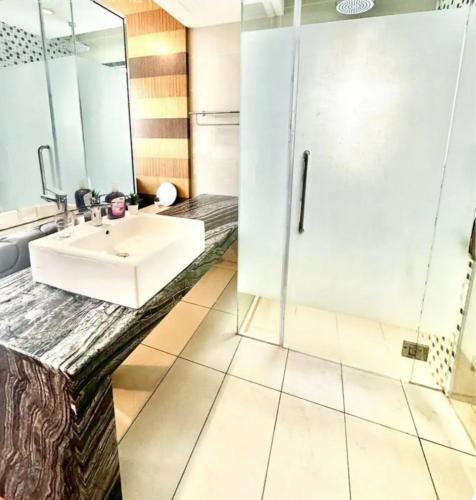 D'Majestic Place, 1 King or 1 Queen bed and 1 Super Single bed - Tap to explore photos