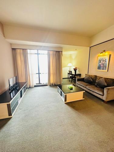 KL COZY GOLD SUITE At TIMES SQUARE - Tap to explore photos