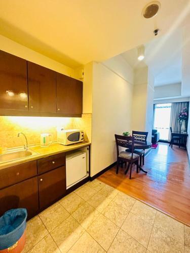 KL COZY GOLD SUITE At TIMES SQUARE - Tap to explore photos