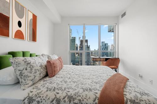 Luxury 2BR Downtown Facing CN Tower - Tap to explore photos