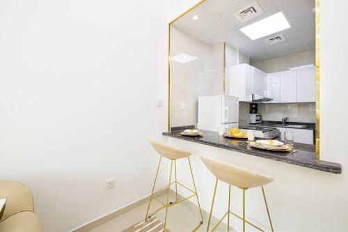 Luxury 1 Bedroom On Marina Walk, Sleeps 5, 1 Min to Metro - Tap to explore photos