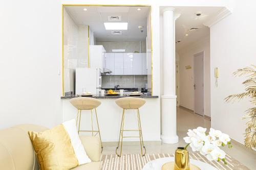 Luxury 1 Bedroom On Marina Walk, Sleeps 5, 1 Min to Metro - Tap to explore photos