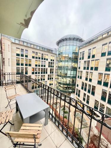Spacious 2BDR apartment with free parking in Wenceslas Square