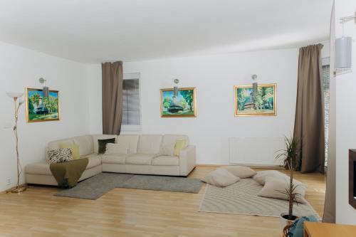DiamondVilla, 4 bedroom Apartment, garden & spa - Tap to explore photos