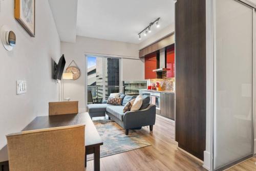 Apartment next to Rogers Center, with CN Tower View, Lake View, and Free Parking - Tap to explore photos