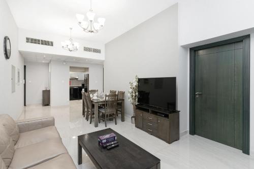Spacious 4bd en-suite apt I Canal view I Fast wifi - Tap to explore photos