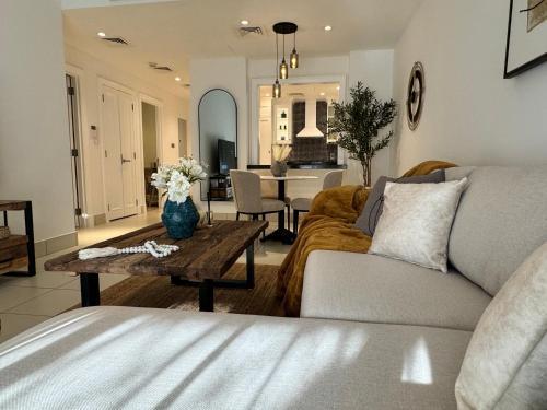 Luxurious 1BR Aprt Burj Khalifa Area - Tap to explore photos
