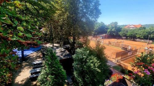 Tenis Cibulka Suites - Tap to explore photos
