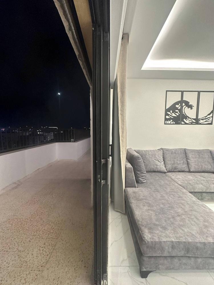 JRE Cozy Rooftop Near Al Services 24 - Tap to explore photos