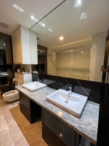 The Platinum Suites by Sun City - Tap to explore photos
