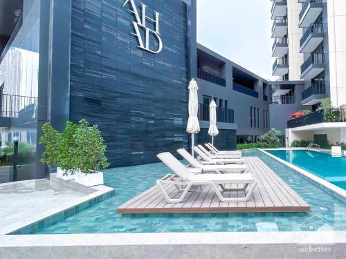Stylish 1Bedroom with Balcony & View Dubai - Tap to explore photos