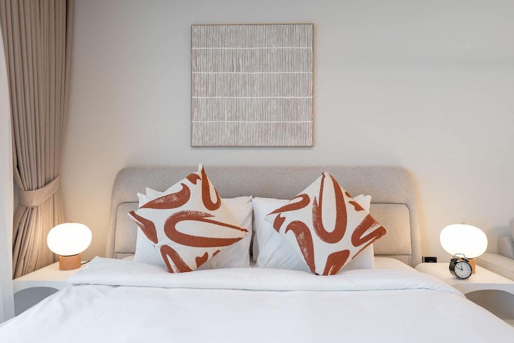 Peaceful Studio Flat That Sleeps 2 in Jumeirah Village Circle - Tap to explore photos