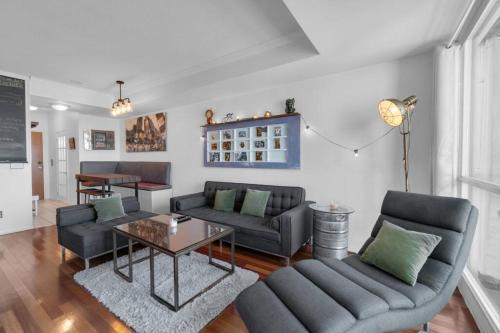 Spacious 1BR - Downtown - Pool - Gym - Parking - Tap to explore photos
