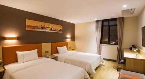 IU Hotel Guangzhou Sports Center Lin He West Metro Branch - Tap to explore photos