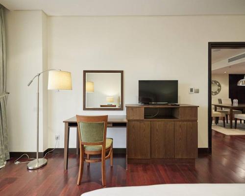 Authentic 2 bdr in Royal Amwaj North Residences - Tap to explore photos
