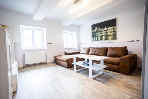 Spacious Apartment 20 Min from National Theatre - Tap to explore photos