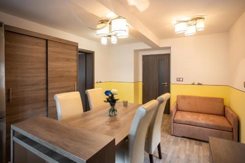 Spacious Apartment 20 Min from National Theatre - Tap to explore photos