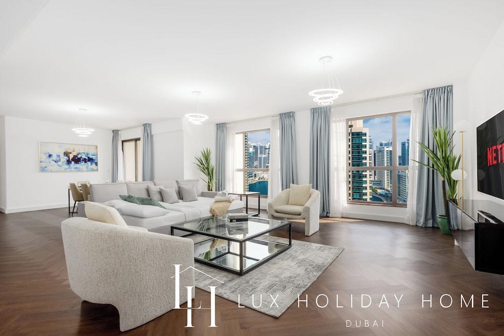 LUX The JW Marina Studio 3 - Tap to explore photos