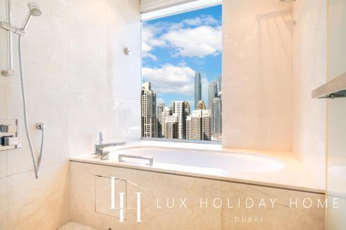 LUX The JW Marina Studio 2 - Tap to explore photos