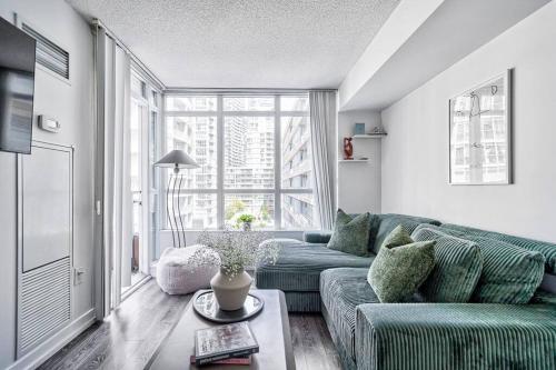 Designer 2BR Downtown Condo, Rogers Center - Tap to explore photos