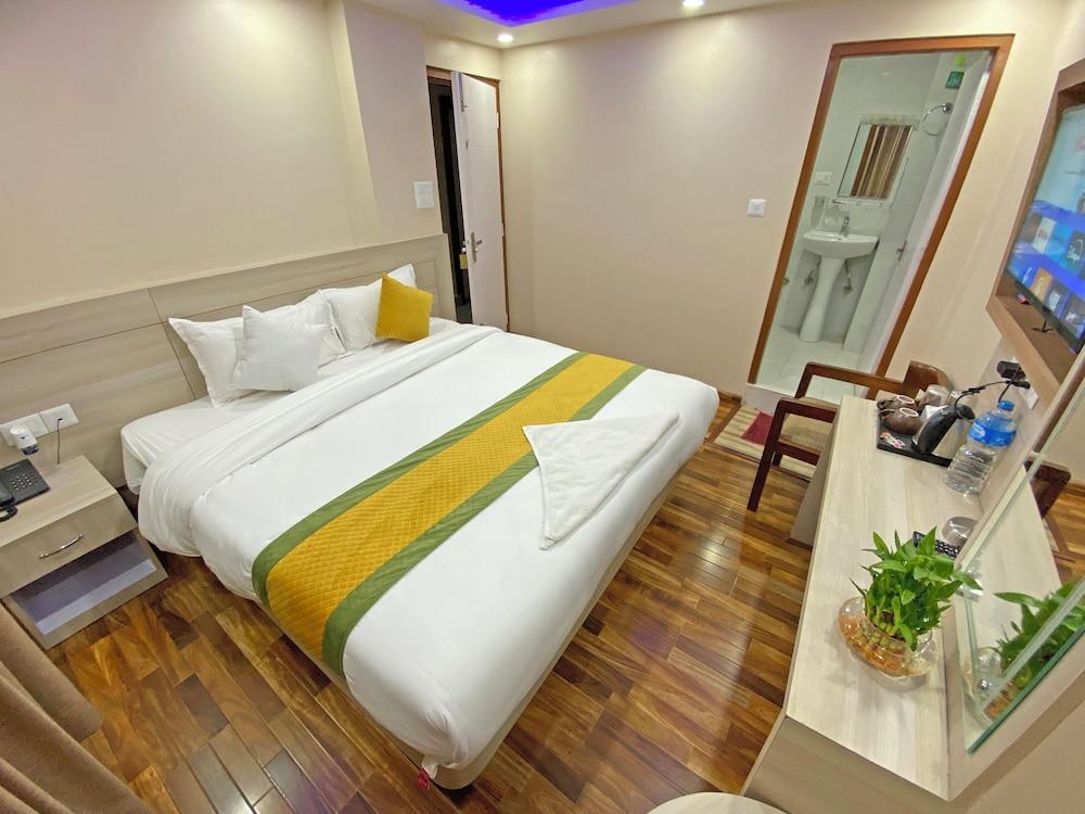 Hotel Aaradhya Room Type - Superior Double Room, City View