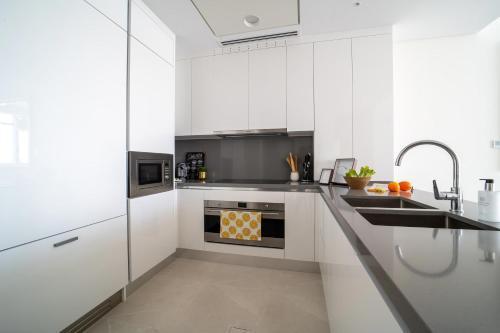 Frank Porter - Canal Front Residence 2 - Tap to explore photos