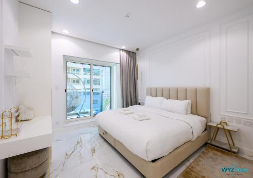 Cozy and Spacious 1BR in Opal Tower, Marina View - Tap to explore photos