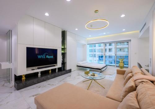 Cozy and Spacious 1BR in Opal Tower, Marina View - Tap to explore photos
