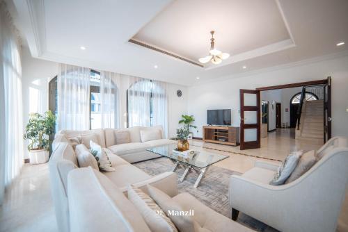 Lux 5BR Villa with Pool & Beach Access in Palm Jumeirah - Tap to explore photos