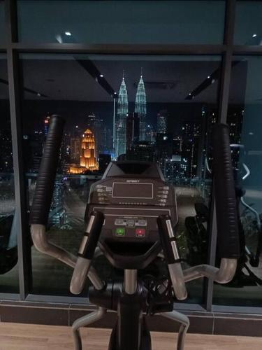 COL137A Modern Balcony KLCC View & Infinity Pool - Tap to explore photos