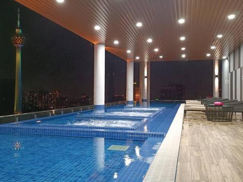 COL 27B KLCC View & Infinity Pool View - Tap to explore photos