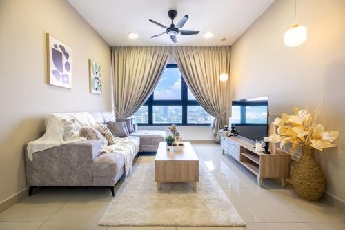 Sunlight 4BR 9pax MVertica Sunway Velocity Mall - Tap to explore photos