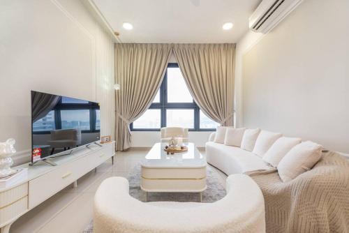 Pure White Home 8pax M Vertica MRT Infinity Pool - Tap to explore photos
