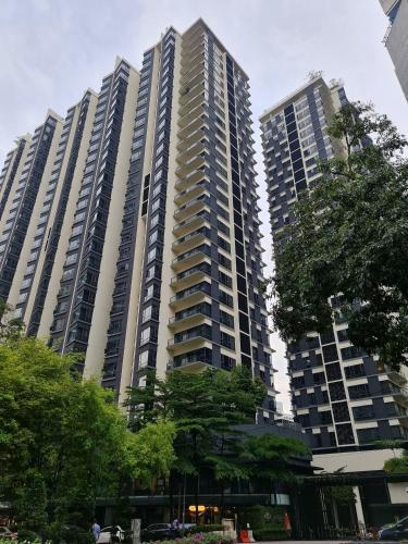 Apartment 3Bed with Twin Tower View!