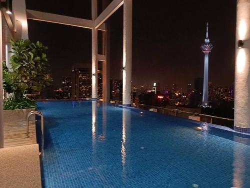 COL 14A Modern Infinity Pool KLCC View with Balcony - Tap to explore photos
