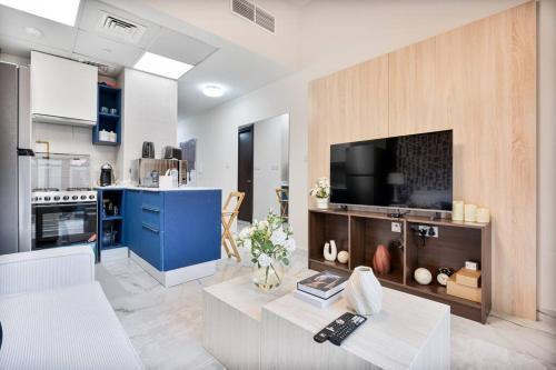 Serene Studio APT with Pool and Gym - Tap to explore photos