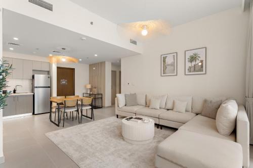 Superb 1Bed With Pool & Gym near the Burj Khalifa - Tap to explore photos