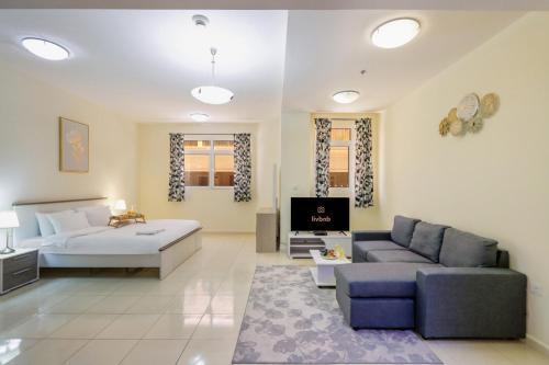 Relaxing & Cozy JVC Studio w Pool Access - Tap to explore photos