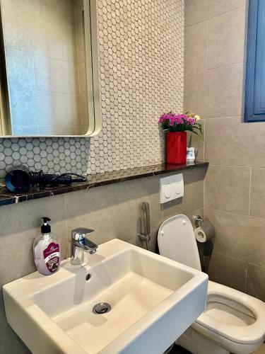Modern Suites Lucentia Residence BBCC Lalaport - Tap to explore photos