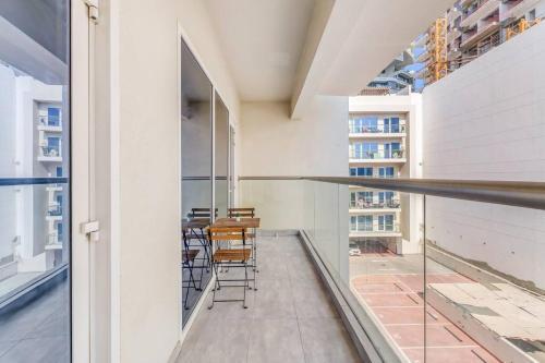 Waves - Spacious Apt with Balcony & Pool - Tap to explore photos