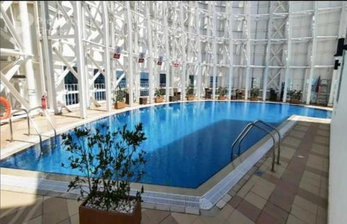 Charming & Comfortable 1BR Jumeirah Bay X1 JLT - Tap to explore photos