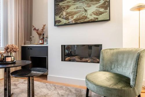 Luxurious Central Park 1-Bed Apartment - Tap to explore photos