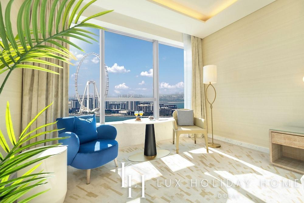 LUX Iconic Views at Palm Tower Studio - Tap to explore photos