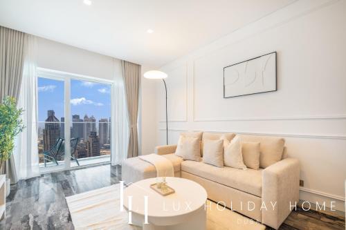 LUX Lavish Suite with Full Marina View 4 - Tap to explore photos
