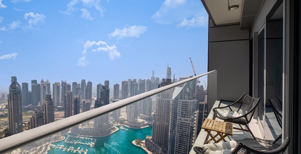 LUX Lavish Suite with Full Marina View 4