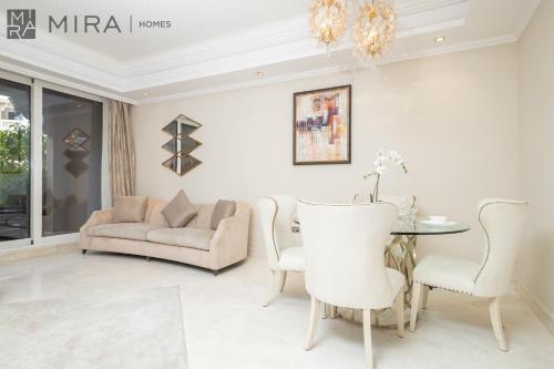 Mira Holiday Homes - Spacious 2 bedroom with patio in Palm Jumeirah - Tap to explore photos